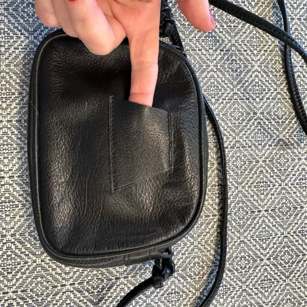 Classic retro Longchamp Black Leather Crossbody Bag. - Picture 2 of 3